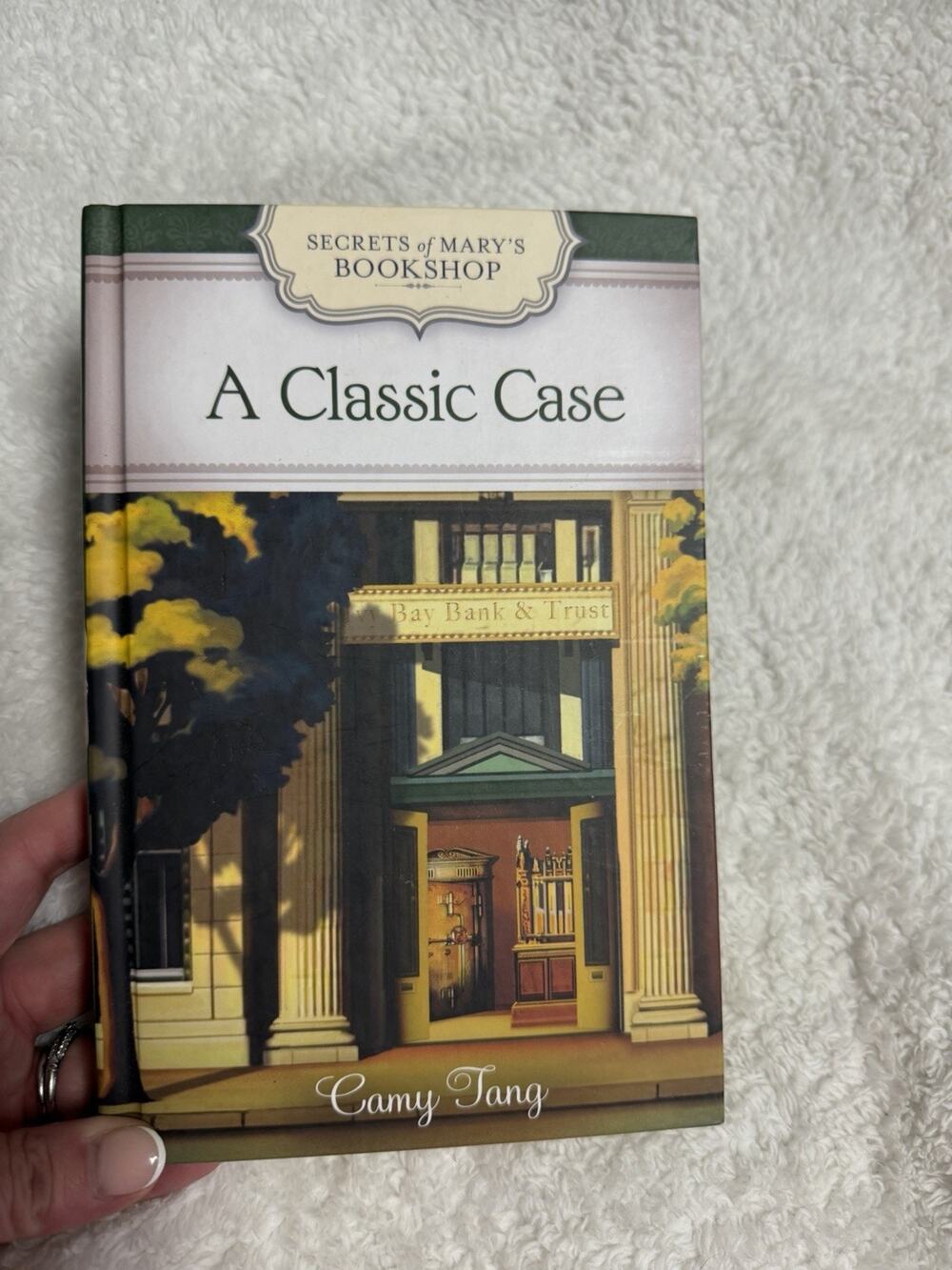The Secrets of Mary's Bookshop (A Classic Case) Camy Tang Guideposts HB